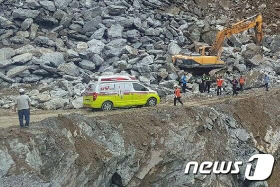 본문 이미지 - 16일 강원 홍천군 북방면 부사원리 공사현장에서 포크레인 작업하던 김모씨(47)가 돌무더기에 깔려 숨지는 사고가 발생, 소방대원들이 구조작업을 하고 있다. (홍천소방서 제공) 2017.8.16/뉴스1 ⓒ News1 김경석 인턴기자