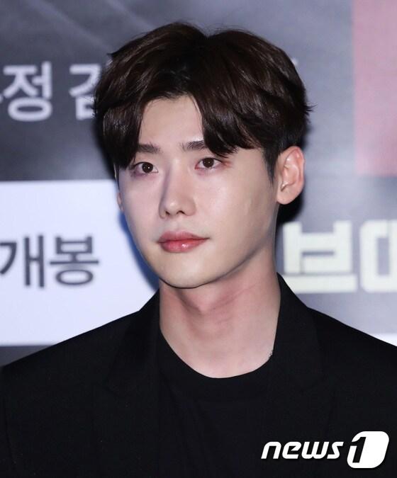 본문 이미지 - 배우 이종석이 16일 오후 서울 용산cgv에서 열린 영화 ‘브이아이피(V.I.P)’(감독 박훈정) 언론 시사회에 참석해 매력을 발산하고 있다. 2017.8.16./뉴스1 ⓒ News1 권현진 기자