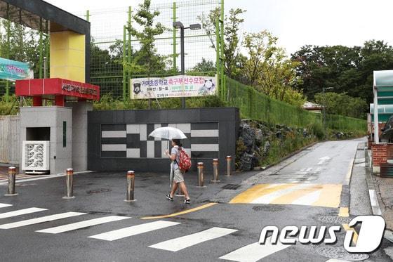 본문 이미지 - 차량통행이 제한되는 송파구 거여초등학교 앞(송파구 제공)ⓒ News1