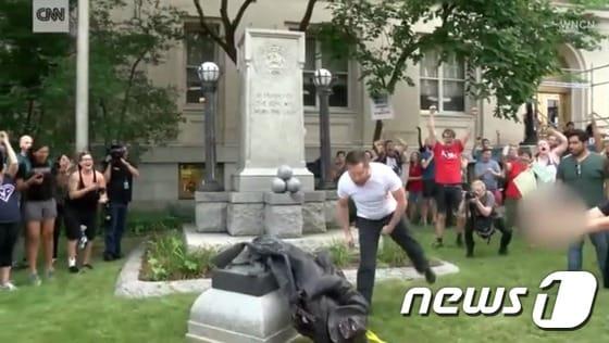 본문 이미지 - 시위대가 15일(현지시간) 노스캐롤라이나주(州) 더럼 카운티 법원 앞에 세워진 남부연합 군인 동상을 철거한 뒤 환호하고 있다. (CNN 갈무리) ⓒ News1