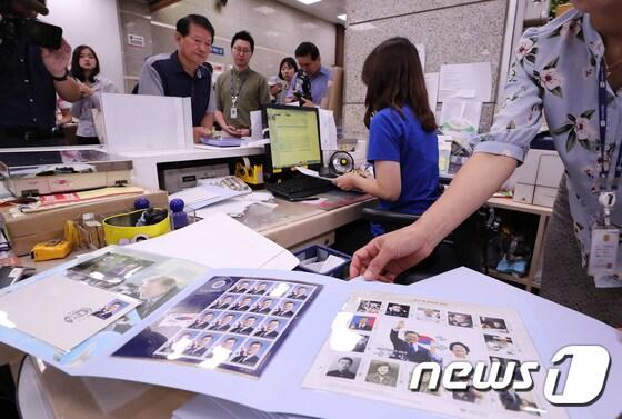 본문 이미지 - 문재인 대통령 취임 100일인 지난 17일 오전 서울 중구 광화문우체국에서 시민들이 문 대통령 취임 기념우표를 구입하고 있다. ⓒ News1 이재명 기자