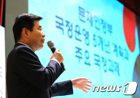 본문 이미지 - 김진표 더불어민주당 의원(전 국정기획자문위원회 위원장)이 17일 오전 경기도 수원시 수원시청 대강당에서 열린 새정부 국정운영 정책설명회에서 국정운영 계획을 발표하고 있다. 2017.8.17/뉴스1 ⓒ News1 오장환 기자