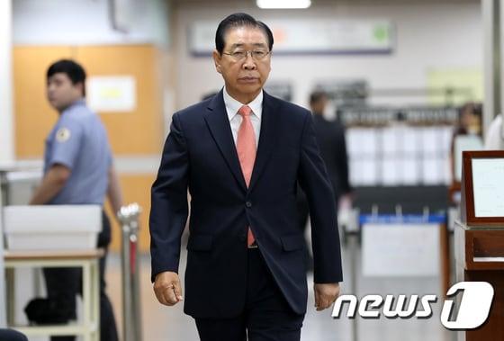 본문 이미지 - 정준양 전 포스코 회장이 18일 오전 서울 서초구 서울중앙지방법원에서 열린 특정경제범죄 가중처벌법상 배임 등과 관련한 항소심 선고공판에 출석하고 있다. 2017.8.18/뉴스1 ⓒ News1 오대일 기자