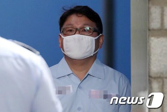 본문 이미지 - 정운호 전 네이처리퍼블릭 대표가 18일 오전 서울 서초구 서울중앙지방벙원에서 열린 특정경제범죄 가중처벌법상 횡령 등과 관련한 항소심 선고공판을 마친 뒤 호송차량으로 향하고 있다.  2017.8.18/뉴스1 ⓒ News1 오대일 기자