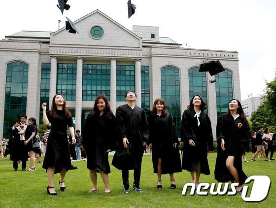 본문 이미지 - 울산대학교 제44회 후기 학위수여식이 18일 울산대 해송홀에서 열렸다. ⓒ News1