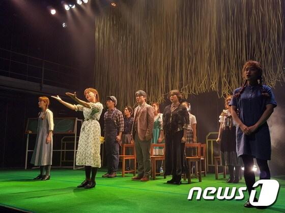 본문 이미지 - 뮤지컬 '앤' 시연장면. 앤 역을 맡은 신정은(앞줄 왼쪽부터)·임찬민·송영미ⓒ News1