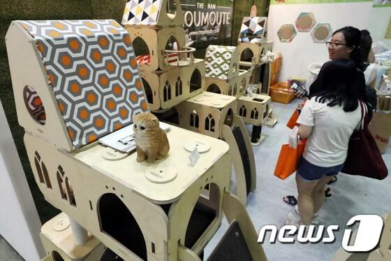 본문 이미지 - 서울 코엑스에서 열린 '서울펫산업박람회 2017'(펫서울)에서 관람객들이 캣타워를 살펴보고 있다. 2017.8.18/뉴스1 ⓒ News1 민경석 기자