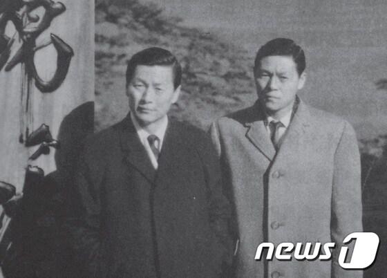 본문 이미지 - 젊은 시절 신춘호 농심 회장(오른쪽)과 신격호 롯데그룹 명예회장 ⓒ News1
