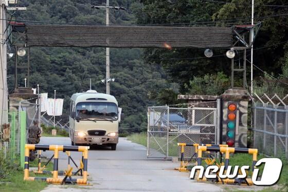 본문 이미지 - 지난 18일 강원 철원의 폭발 사고가 난 부대의 모습이다. 이 부대에서 오후 3시쯤 k-9 포 사격 훈련 중 1명이 사망하고 6명이 부상을 입었다. 2017.08.18 /뉴스1 ⓒ News1 황대원 기자