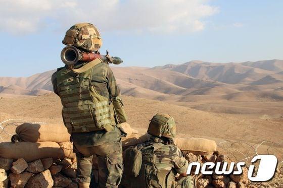 본문 이미지 - 발벡 산악 지대 인근에 배치된 레바논 정부군 ⓒ AFP=뉴스1