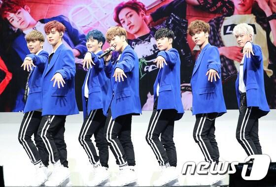 본문 이미지 - 온앤오프(ONF)가 2일 오전 서울 광진구 예스24 라이브홀에서 열린 첫 데뷔 앨범 'ON/OFF(온앤오프)' 쇼케이스에 참석해 신곡을 선보이고 있다. 2017.8.2./뉴스1 ⓒ News1 권현진 기자