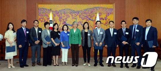 본문 이미지 - 강경화 외교부장관이 2일 오전 서울 도렴동 외교부청사에서 열린 혁신TF외부자문위원회 위촉식에서 위원들에게 위촉장을 수여한뒤 기념촬영을 하고 있다.2017.8.2/뉴스1 ⓒ News1 이광호 기자