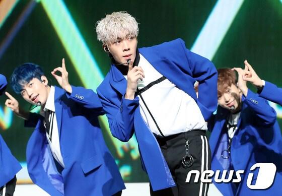 본문 이미지 - 온앤오프(ONF) 와이엇(가운데)이 2일 오전 서울 광진구 예스24 라이브홀에서 열린 첫 데뷔 앨범 'ON/OFF(온앤오프)' 쇼케이스에 참석해 신곡을 선보이고 있다. 2017.8.2./뉴스1 ⓒ News1 권현진 기자