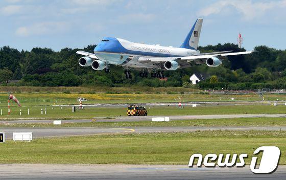 본문 이미지 - 도널드 트럼프 미국 대통령이 탑승한 전용기 에어포스원이 독일 함부르크에 착륙하고 있다. (자료사진) ⓒ AFP=뉴스1