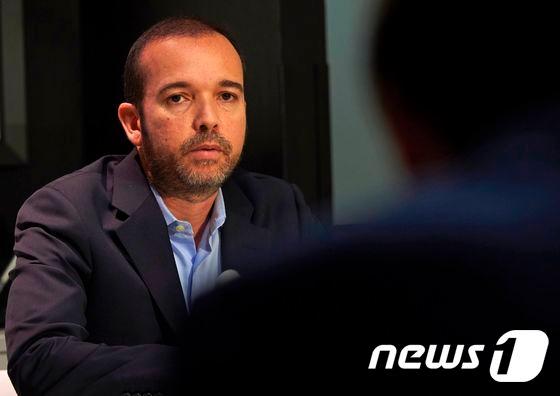 본문 이미지 - 2일(현지시간) 베네수엘라 제헌의회 선거에 투표 기기 및 기술을 지원한 영국 IT 기업 '스마트매틱'(Smartmatic)의 앤토니오 무지카 최고경영자(CEO)가 기자회견을 열고 득표 조작 가능성을 밝히고 있다. ⓒ AFP=뉴스1