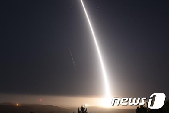 본문 이미지 - 미국 공군이 지난 2017년 대륙간탄도미사일&#40;ICBM&#41;인 &#39;미니트맨 3&#39; 시험발사에 성공했다. &#40;미 공군 국제타격사령부&#41; 2017.8.2/뉴스1 ⓒ News1 이승배 기자