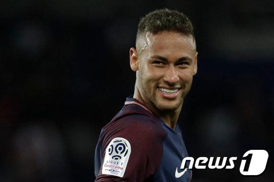 본문 이미지 - 파리 생제르맹의 네이마르가 21일(한국시간) 프랑스 파리의 파르크 데 프랭스에서 열린 툴루즈와의 2017-18 프랑스 리그1 3라운드에서 2골 2도움의 맹활약을 펼쳤다. ⓒ AFP=News1