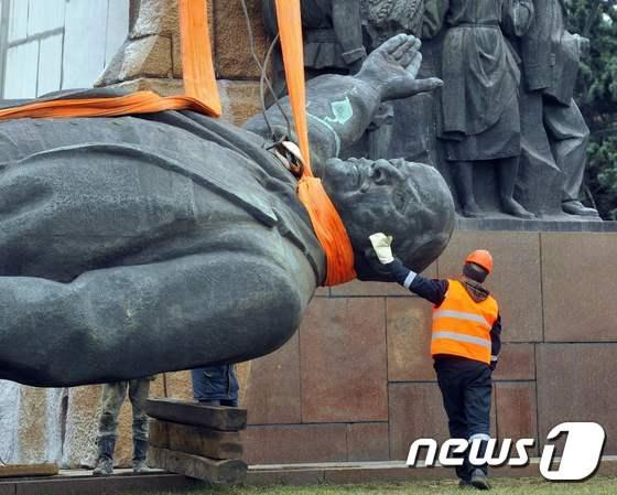 본문 이미지 - 2016년 3월 우크라이나 남동부 도시 자포로제에서 대형 레닌 동상이 철거되고 있는 모습. (자료사진) ⓒ AFP=뉴스1