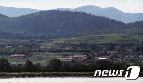 본문 이미지 - 한미연합 군사훈련인 2017 을지프리덤가디언(UFG) 연습이 시작된 21일 경기도 파주시 접경지역에서 바라본 황해북도 개풍군 마을에 정적이 감돌고 있다. 2017.8.21/뉴스1 ⓒ News1 오대일 기자