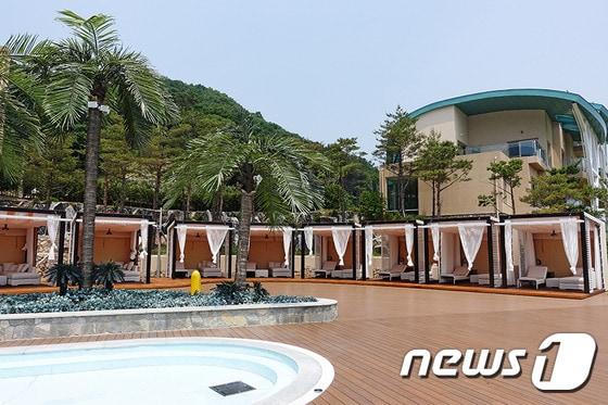 본문 이미지 - 다인디엠에스가 만든 대명리조트 소노빌리지 내 야외수영장과 휴게시설. ⓒ News1