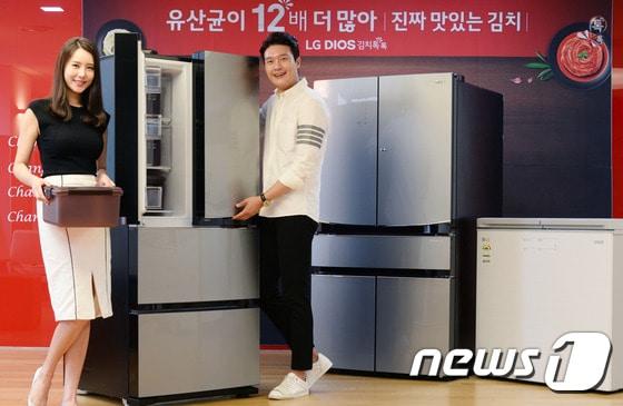 본문 이미지 - LG전자 모델들이 2018년형 'LG 디오스 김치톡톡' 신제품을 소개하고 있다.(LG전자 제공) ⓒ News1
