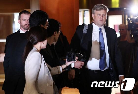 본문 이미지 - 미국 무역대표부(USTR) 제이미슨 그리어(왼쪽) 전 비서실장이 2017년 서울 중구 소공동 롯데호텔에서 열린 한미 FTA 공동위원회에 참석하고 있다. 2017.8.22/뉴스1 ⓒ News1 오대일 기자