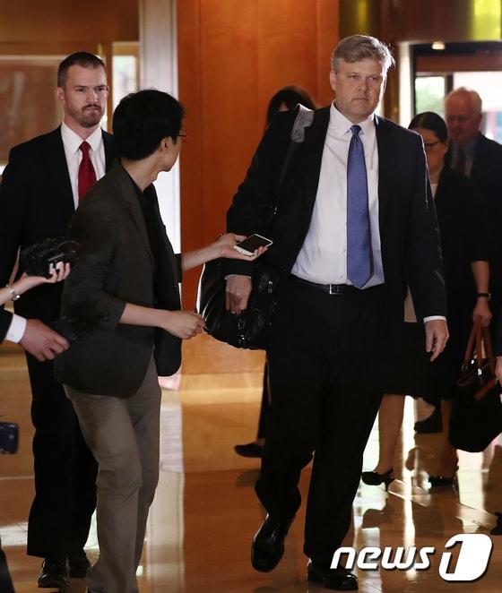 본문 이미지 - 제이미슨 그리어(Jamieson Greer) 전 미국 무역대표부 대표 비서실장(왼쪽) 이 2017년 서울 중구 소공동 롯데호텔에서 열린 한미 FTA 공동위원회에 참석하고 있다. 2017.8.22/뉴스1 ⓒ News1 오대일 기자