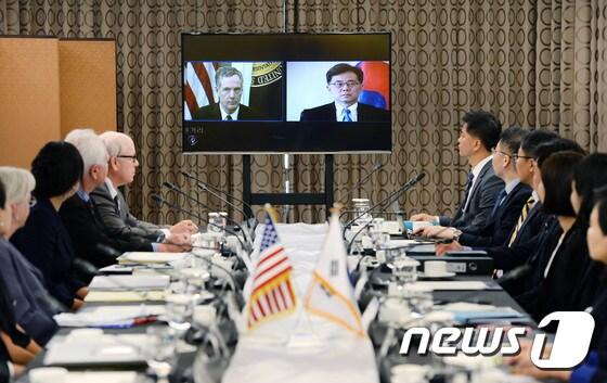 본문 이미지 - 산업통상자원부와 미국 무역대표부(USTR)의 영상회의. (사진=산업통상자원부) 2017.8.22/뉴스1