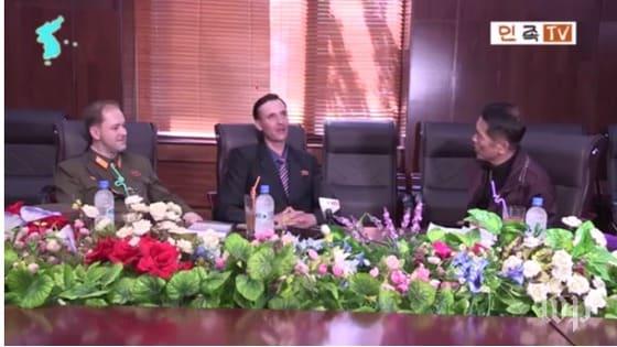 본문 이미지 - 40여년 전 주한미군으로 근무하다 북한으로 탈영한 미군 병사 제임스 드레스녹의 두 아들이 북한 매체와 인터뷰했다. '우리민족끼지' 화면 캡처