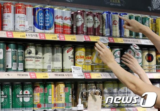 본문 이미지 - 서울의 한 대형마트를 찾은 시민들이 수입 맥주를 고르고 있다.  /뉴스1 ⓒ News1 구윤성 기자