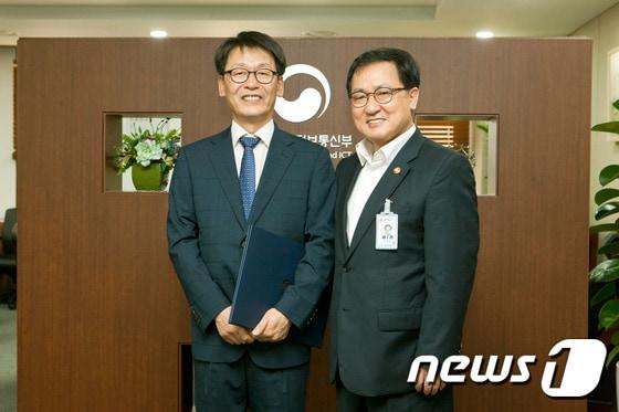 본문 이미지 - 윤천원 전 과학기술정보통신부 정책보좌관(왼쪽)과 유영민 당시 과기부 장관(현 대통령비서실장). 과학기술정보통신부 제공) 2017.8.22/뉴스1