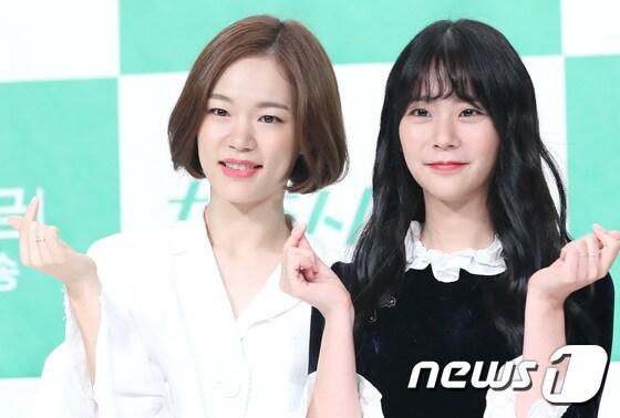 본문 이미지 - 배우 한예리(왼쪽), 한승연이 22일 오후 서울 영등포 타임스퀘어에서 열린 jtbc 금토드라마 ‘청춘시대2’ 제작발표회에 참석해 포즈를 취하고 있다. 2017.8.22./뉴스1 ⓒ News1 권현진 기자