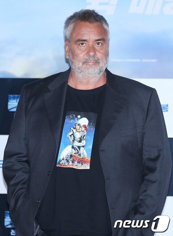 본문 이미지 - 뤽베송 감독이 22일 오후 서울 용산cgv에서 열린 SF 영화 '발레리안: 천 개 행성의 도시' 언론 시사회에 참석해 포즈를 취하고 있다. 2017.8.22./뉴스1 ⓒ News1 권현진 기자