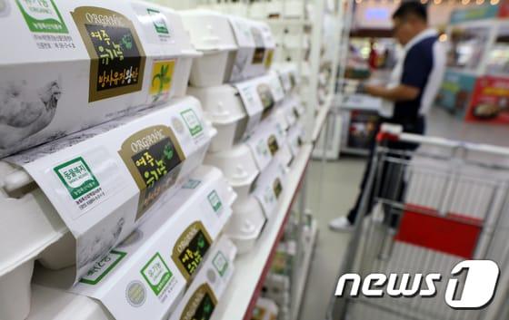 본문 이미지 - 서울의 한 대형마트 매대에 동물복지 인증을 받은 달걀이 진열돼 있다.  (사진은 기사 내용과 무관함) 뉴스1 ⓒ News1 구윤성 기자