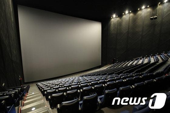 본문 이미지 - CGV용산아이파크몰의 '아이맥스 레이저' 상영관. 세계 최대규모 스크린의 아이맥스 상영관이다.(CJ CGV제공)ⓒ News1