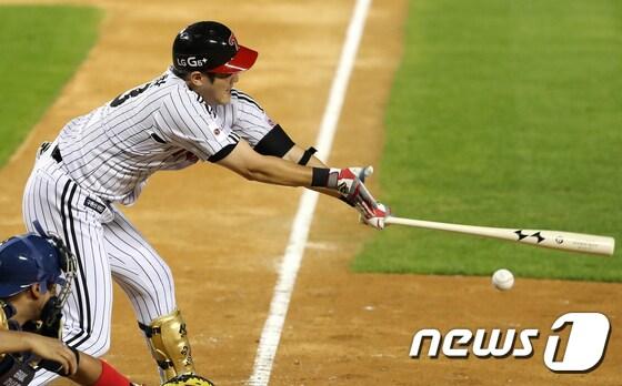 본문 이미지 - 22일 오후 서울 송파구 잠실야구장에서 열린 프로야구 '2017 KBO 리그' NC 다이노스와 LG 트윈스의 경기에서 4회말 LG 트윈스 공격, 투아웃 상황에서 타석에 들어선 양석환이 타격하고 있다. 2017.8.22/뉴스1 ⓒ News1 이승배 기자
