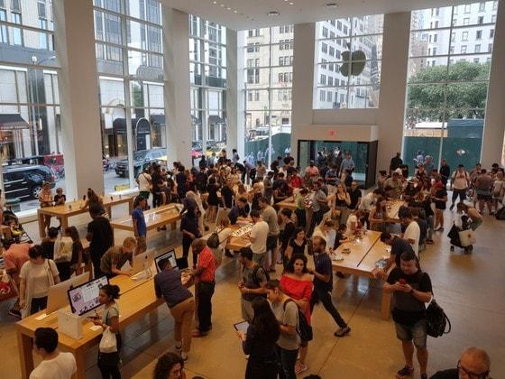 본문 이미지 - 22일(현지시간) 미국 뉴욕 맨해튼 5번가에 있는 애플스토어는 스마트폰 등 애플 제품을 체험하는 이들로 북적인다. ⓒ News1 김보람 기자