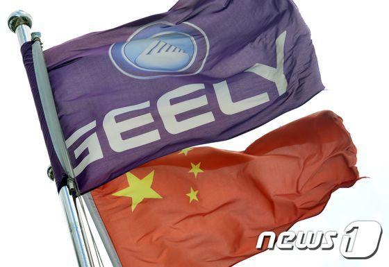 본문 이미지 - 지리 그룹 깃발과 중국 오성홍기/AFP PHOTO