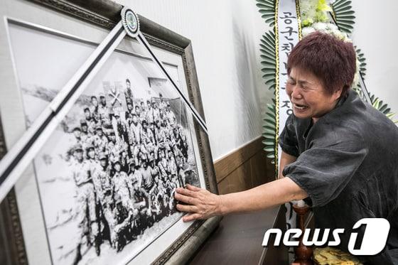 본문 이미지 - 2017년 8월 경기도 고양시 벽제 군봉안소에서 열린 故 실미도 부대원 합동 봉안식에서 한 유가족이 오열하는 모습. 2017.8.23 ⓒ 뉴스1 성동훈 기자