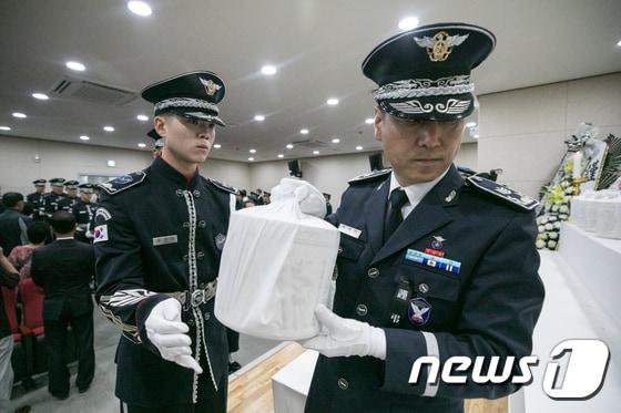 본문 이미지 - 23일 오전 경기도 고양시 벽제 군봉안소에서 故 실미도 부대원 합동 봉안식이 열리고 있다. 이번 봉안식에서는 국방부가 발굴한 실미도 공작원 20명의 유해와 아직 유해를 찾지 못한 4명 중 2명의 위패가 봉안소에 안치되었다. 2017.8.23/뉴스1 ⓒ News1 성동훈 기자