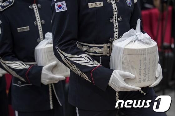 본문 이미지 - 지난 2017년 8월23일 오전 경기도 고양시 벽제 군봉안소에서 엄수된 고(故) 실미도 부대원 합동 봉안식. 2017.8.23/뉴스1 ⓒ News1 성동훈 기자