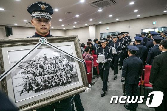 본문 이미지 - 2017년 8월 23일 경기도 고양시 벽제 군봉안소에서 진행된 故 실미도 부대원 합동 봉안식. 2017.8.23/뉴스1 ⓒ News1 성동훈 기자