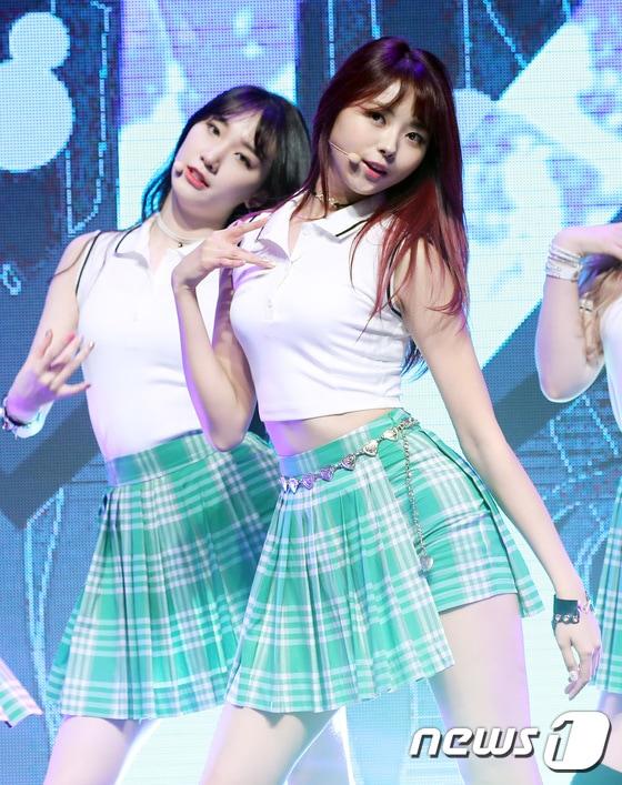 본문 이미지 - 프리스틴 나영(오른쪽)이 23일 오후 서울 흰물결아트센터에서 열린 두 번째 미니앨범 ‘스쿨 아웃(SCHXXL OUT)’ 쇼케이스에 참석해 신곡을 선보이고 있다. 2017.8.23./뉴스1 ⓒ News1 권현진 기자