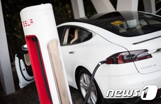 본문 이미지 - 충전중인 테슬라 모델S. ⓒ AFP=뉴스1