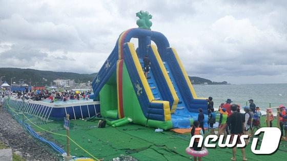 본문 이미지 - 울산 동구 주전몽돌해변 물놀이장.(울산 동구 제공) ⓒ News1