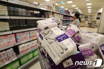 본문 이미지 - 깨끗한나라가 제조한 릴리안 생리대 부작용 논란이 일면서 23일 대형마트 3사가 일제히 릴리안 판매 중단 조치에 들어갔다. /뉴스1 ⓒ News1 박지혜 기자