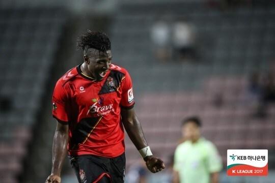 본문 이미지 - 선두 경남FC가 최하위 대전에게 4-2 역전승을 거뒀다. 2골을 넣은 말컹이 수훈갑이었다. (한국프로축구연맹 제공) ⓒ News1