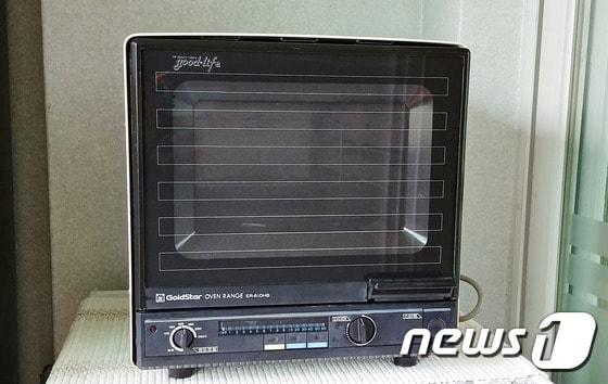 본문 이미지 - 박연서씨(60)가 LG전자에 기증한 34년 전 금성사의 전자레인지(모델명: ER-610HB).(LG전자 제공) ⓒ News1