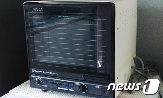 본문 이미지 - LG전자가 24일 오전 지난 1983년 창원 공장에서 생산해 판매했던 전자레인지가 최근 한 고객의 기증으로 다시 돌아왔다고 밝혔다. 사진은 LG전자(당시 금성사)가 1983년 생산한 국내 최초 복합 오븐 전자레인지. (LG전자 제공) 2017.8.24/뉴스1