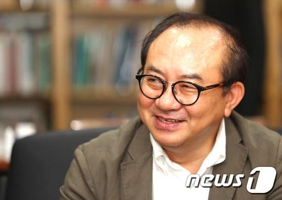 본문 이미지 - 김봉렬 한국에술종합학교 총장이 24일 오후 서울 성북구 한국예술종합학교 총장실에서 뉴스1과 인터뷰를 하고 있다. 2017.8.24/뉴스1 ⓒ News1 임준현 인턴기자